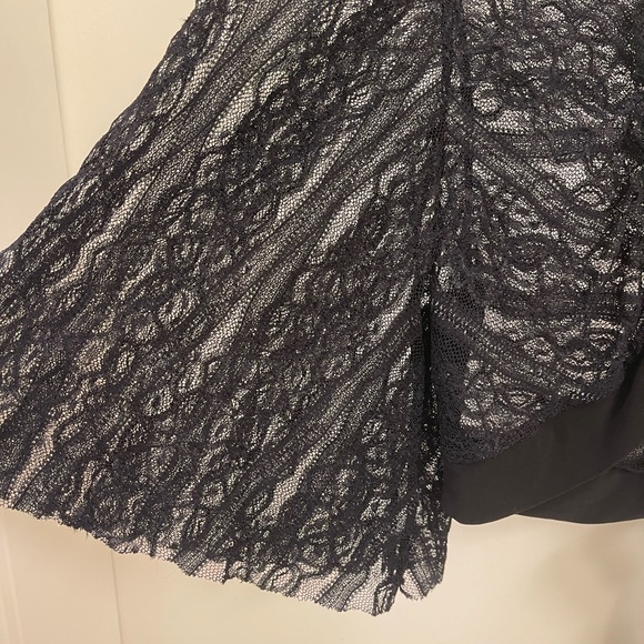 Bell sleeve sheer shrug with tie front.
Size Medium - Picture 2 of 8